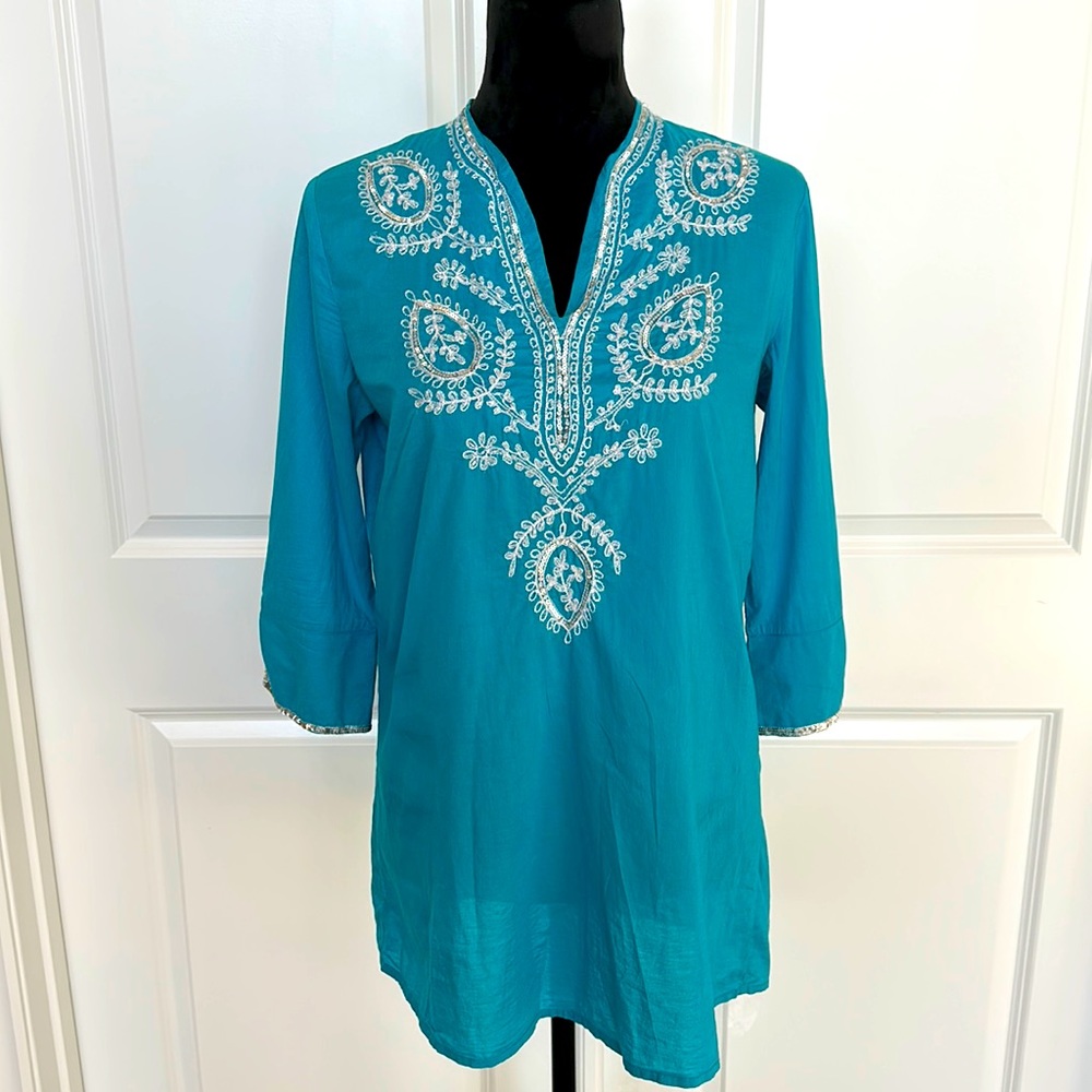 Chico's Aqua Blue with White and silver Embroidered Lightweight V-neck T…